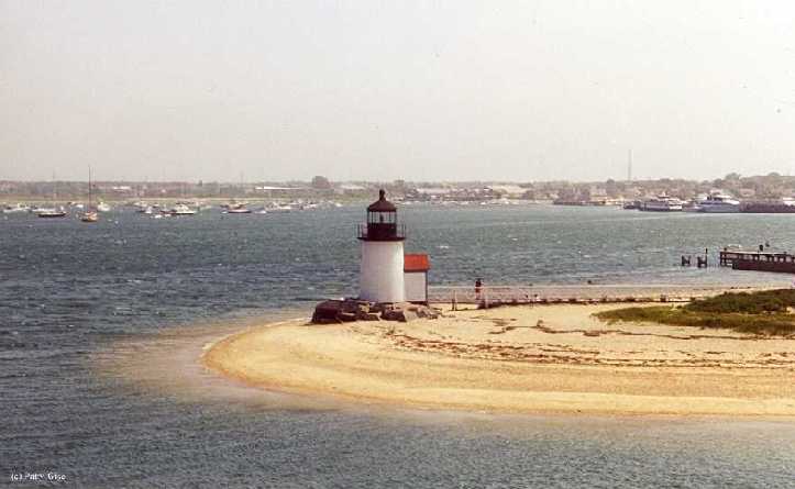 Photo of the Brant Point Lighthouse.